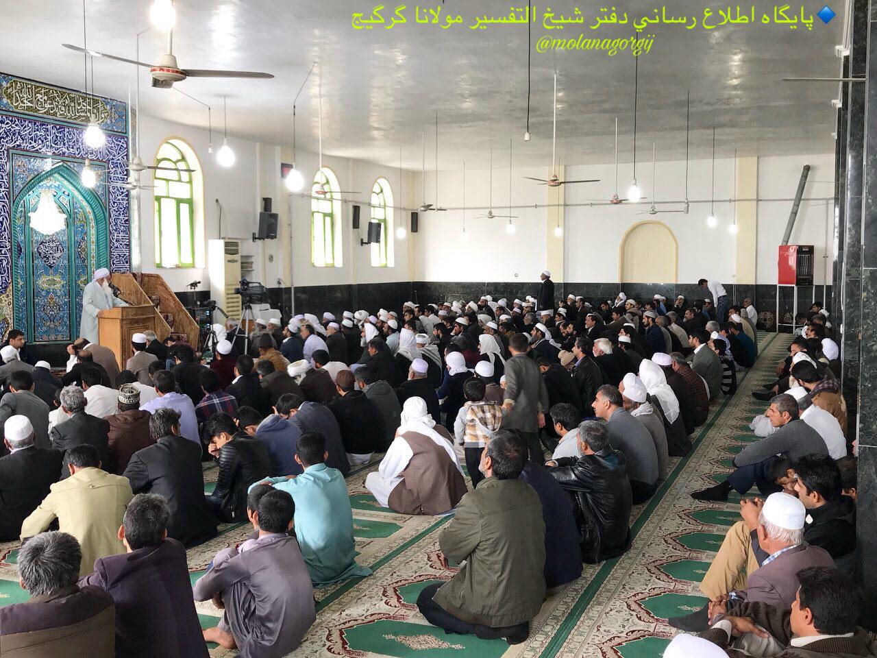 جوانان به خواندن نماز جماعت اهتمام داشته باشند